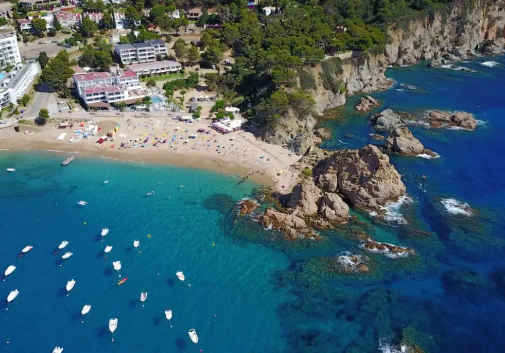 Ile trwa lot na Costa Brava z Polski? Czas podróży z różnych miast