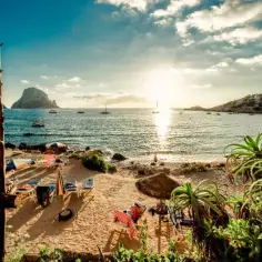 Ile trwa lot na Ibizę? Czasy lotów z Polski i ważne porady
