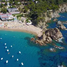 Ile trwa lot na Costa Brava z Polski? Czas podróży z różnych miast