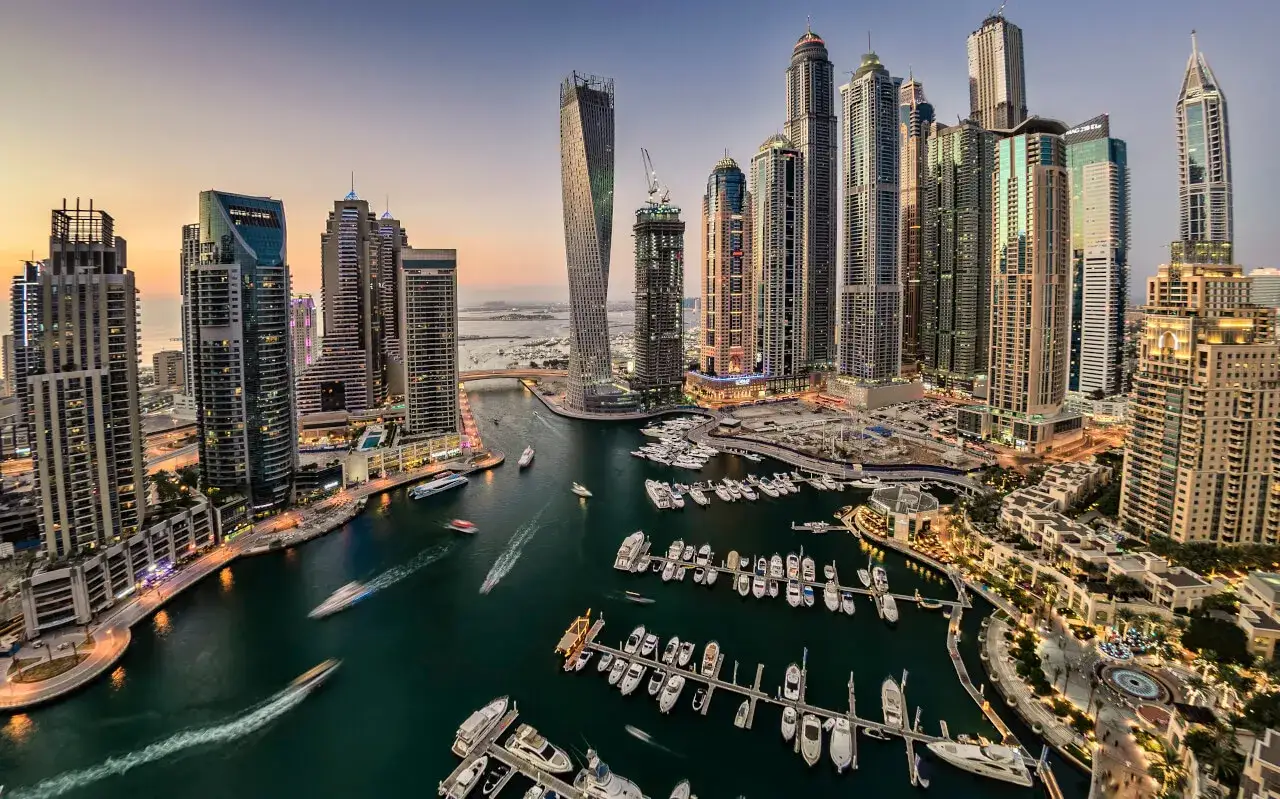 Zdjęcie Ile trwa lot Warszawa Dubaj? Poznaj czynniki wpływające na przelot