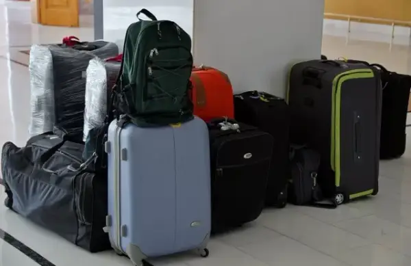 Jak mierzyć walizkę z kółkami do samolotu, aby uniknąć problemów z bagażem
