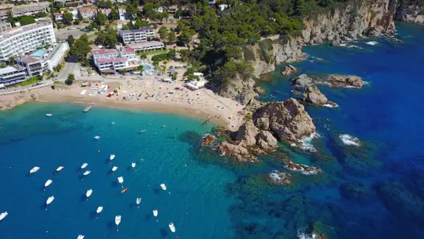 Ile trwa lot na Costa Brava z Polski? Czas podróży z różnych miast